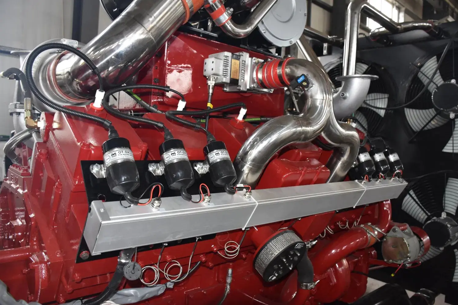 700kW Cummins Water Cooled Gas Generator Set - Image 2